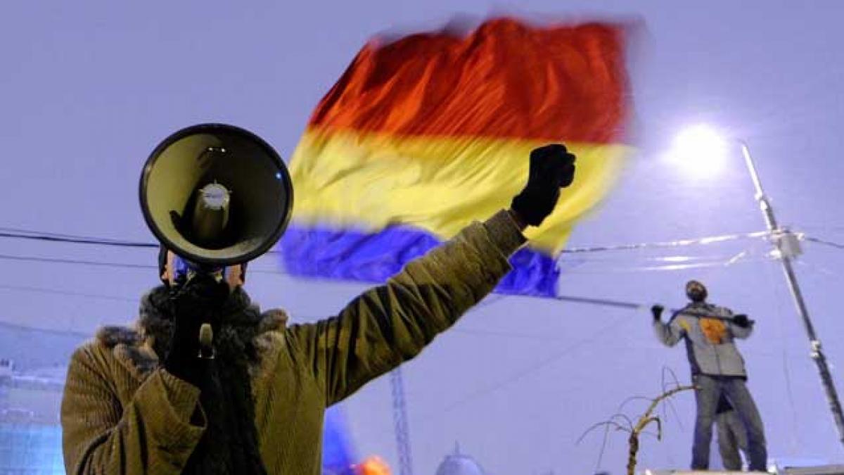 Tinerii protestatari din Piaţa Universităţii au "ocupat" Consiliul General al Capitalei
