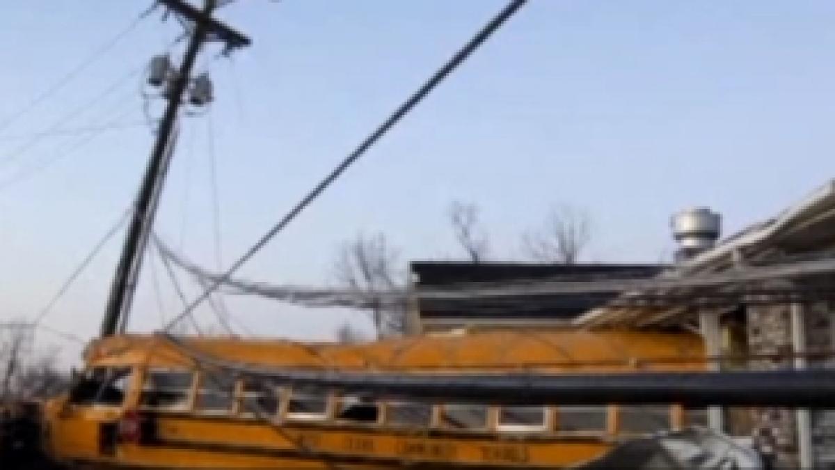 Autobuz şcolar aproape luat pe sus de o tornadă (VIDEO)