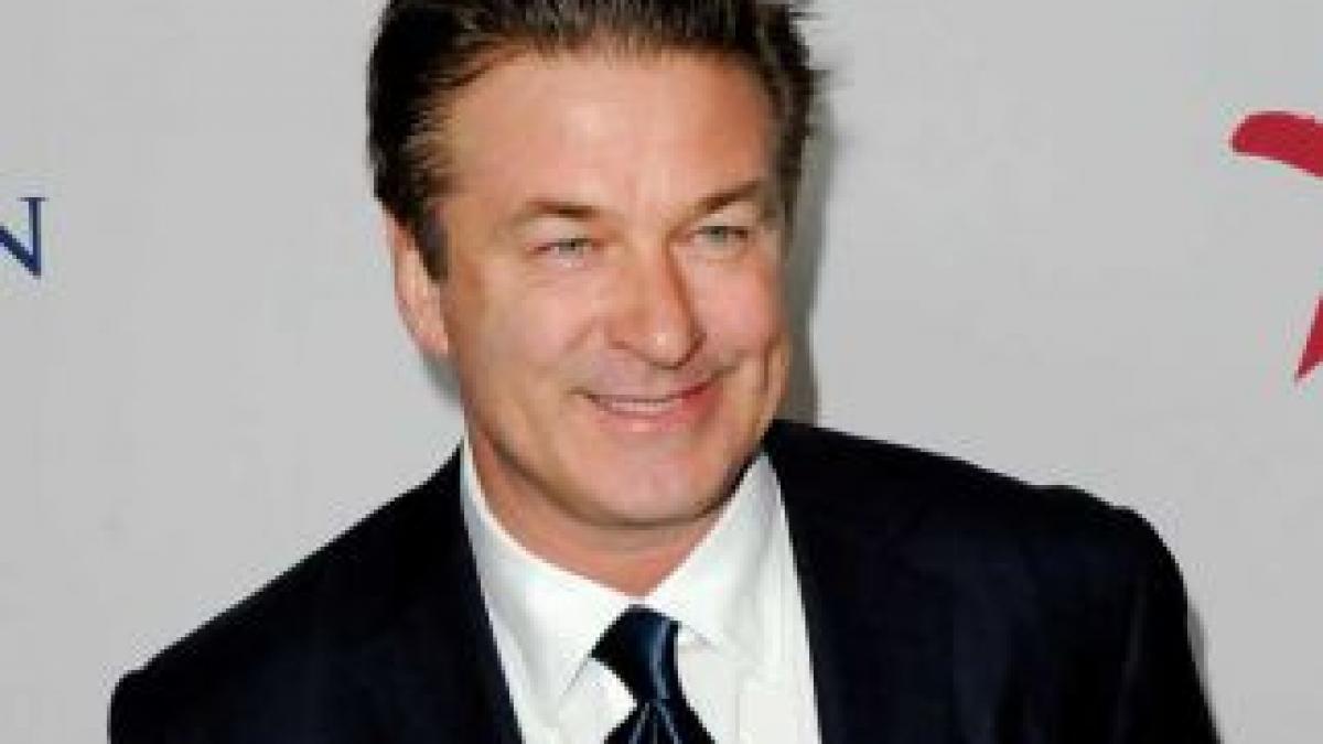 Alec Baldwin s-a logodit cu o antrenoare de yoga