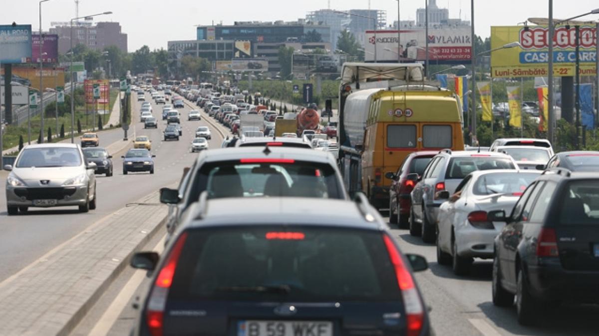 Trafic dificil pe DN1 în zona staţiunilor prahovene. Poliţiştii au deviat circulaţia pe DN 1 A