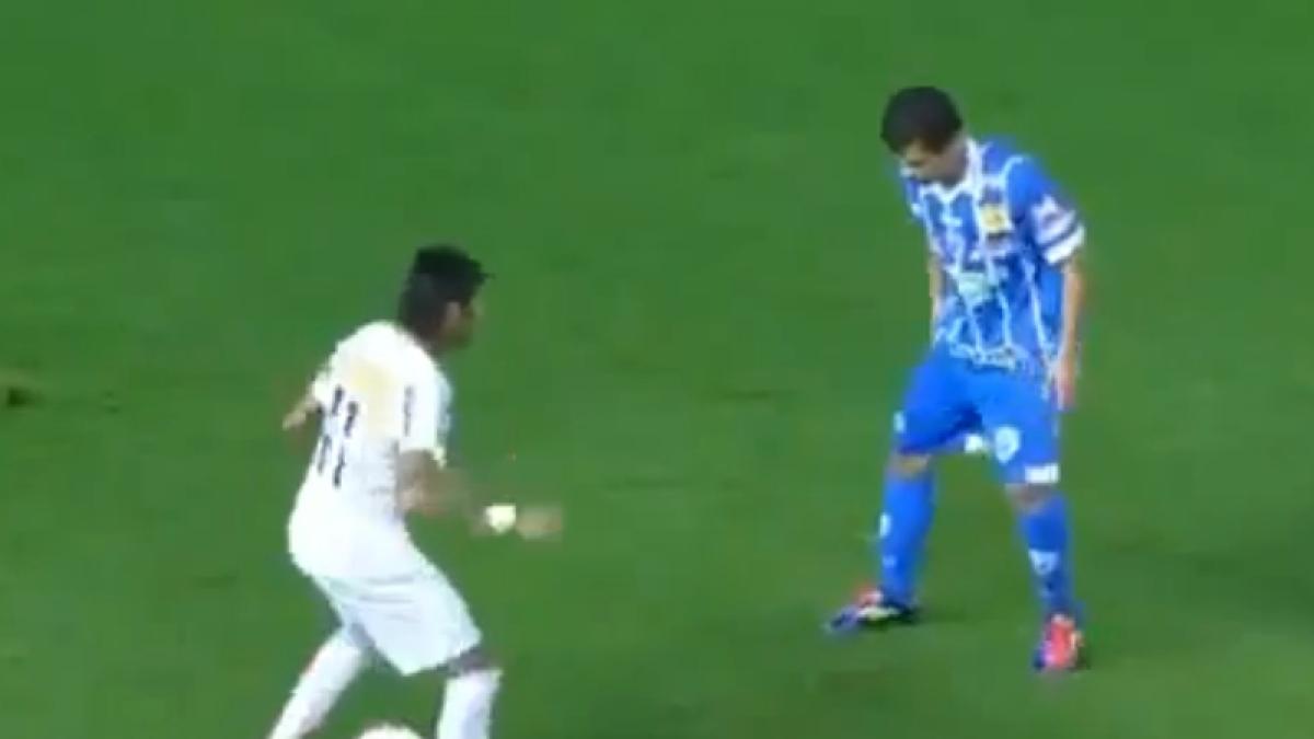 (VIDEO) Dribling care l-ar face invidios şi pe Ronaldinho. Neymar îşi umileşte un adversar şi e pedepsit de al doilea