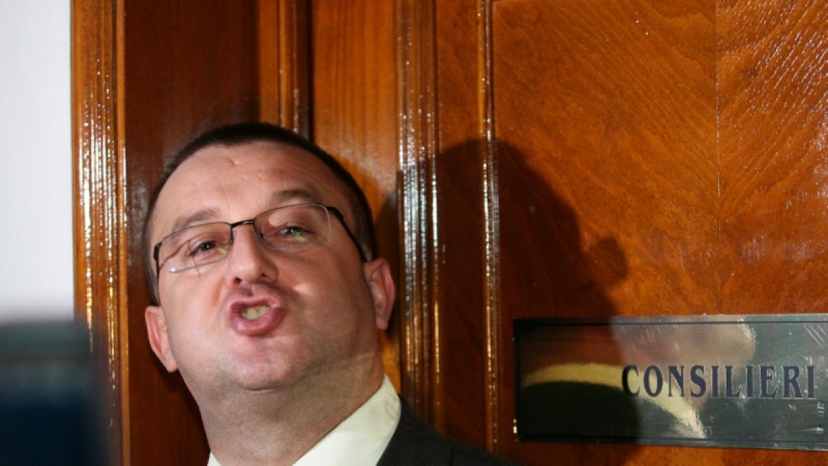 Ungureanu îl critică explicit pe Blejnar, acuzându-l de management defectuos