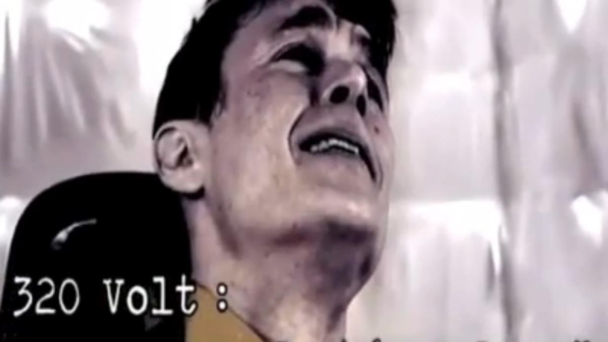 (VIDEO) Cât de uşor se manipulează cu televizorul. Un studiu arată că oamenii sunt dispuşi să tortureze alţi oameni, dacă sunt îndemnaţi de un prezentator TV