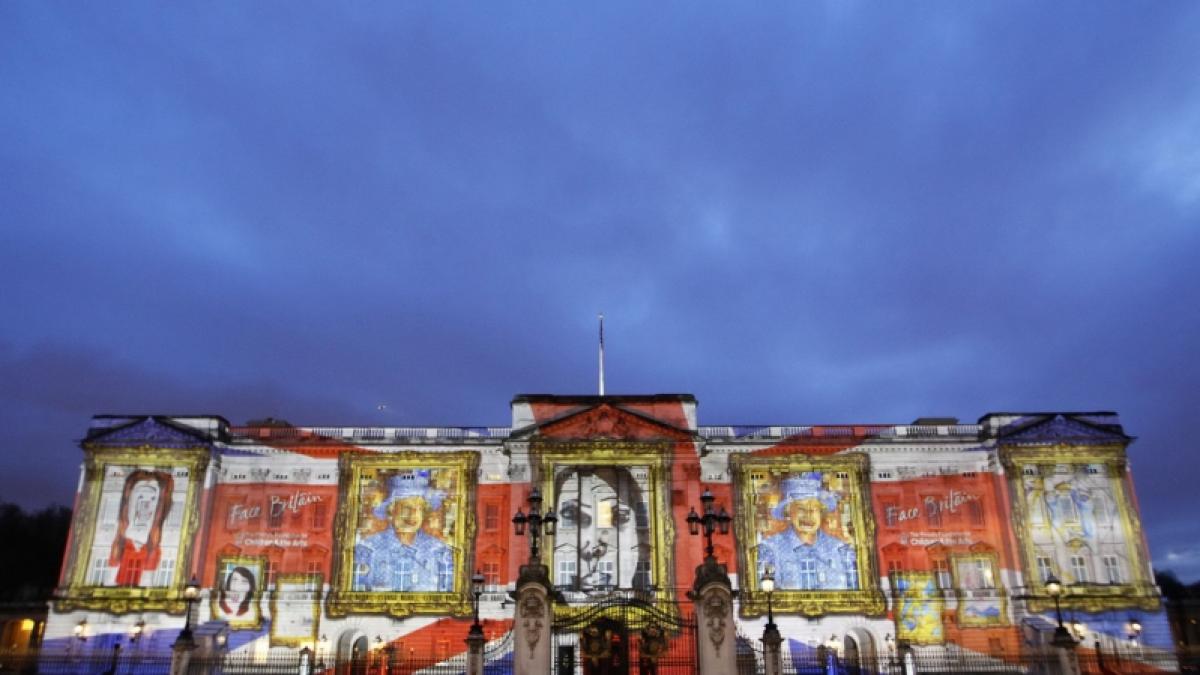 VIDEO: Regina Marii Britanii, proiectată pe Palatul Buckingham