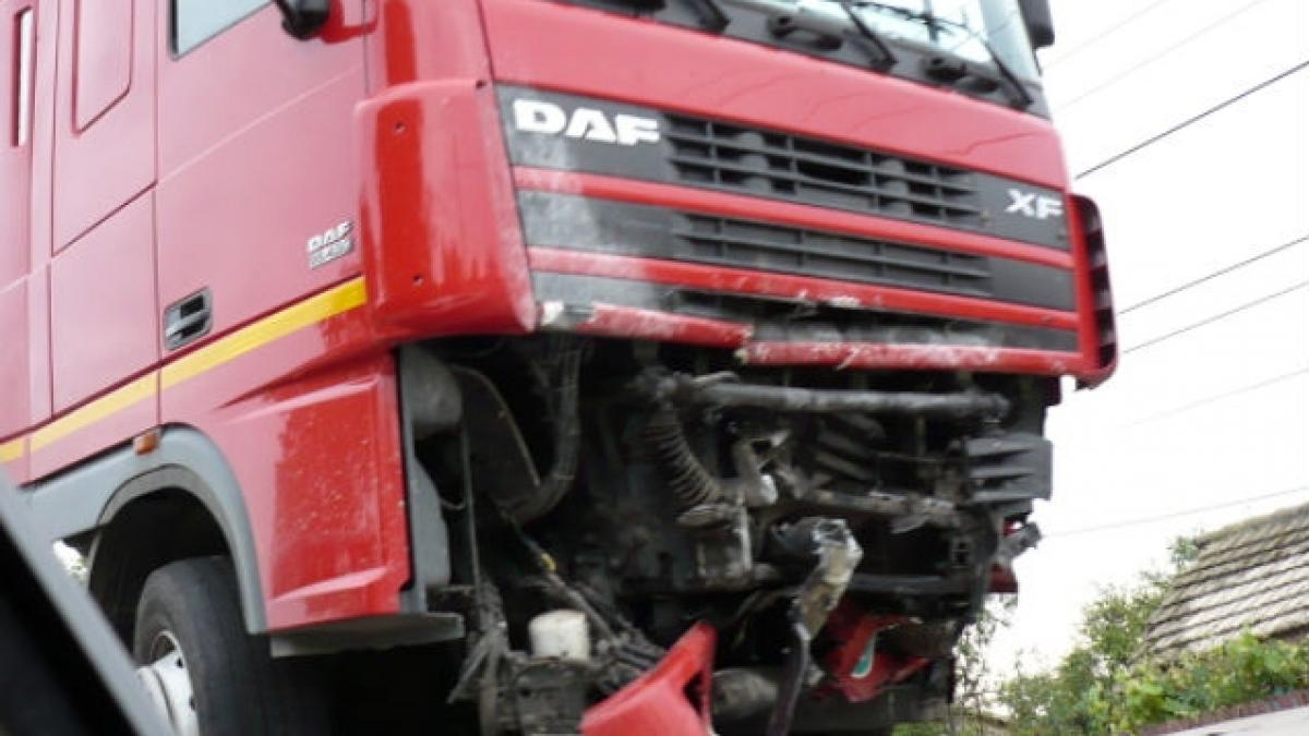 Grav accident pe DN 6: două TIR-uri s-au ciocnit, o persoană a fost carbonizată