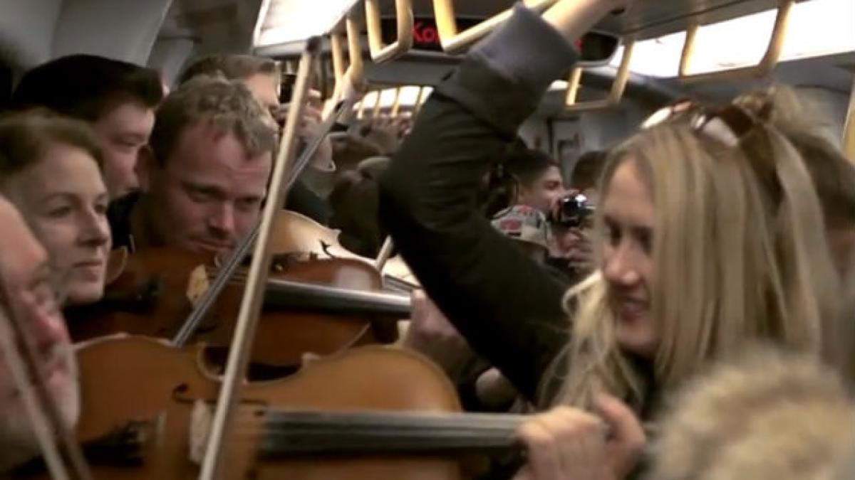 VIDEO: Flashmob în metrou cu Orchestra Filarmonicii din Copenhaga