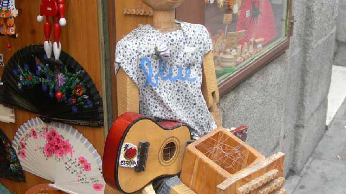 Copilărie sculptată-n lemn