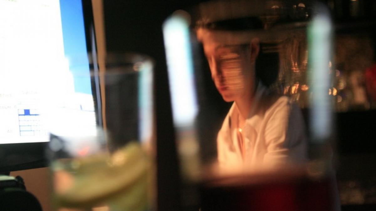 Plăcere la modă în Bucureşti: blind restaurantul. Cum e să mănânci în beznă