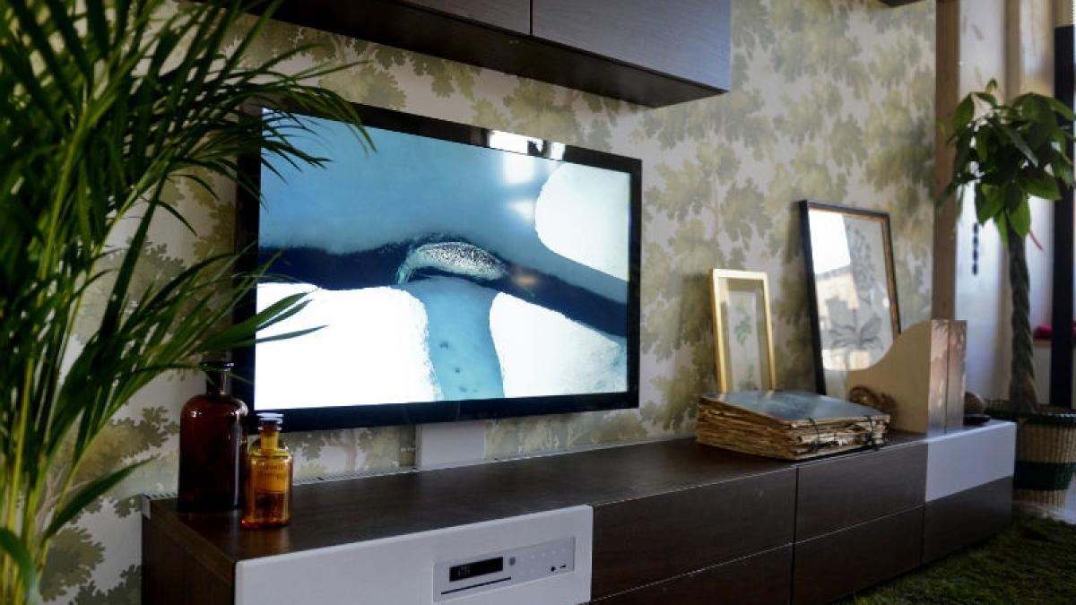 (VIDEO) Ikea îşi lansează propriul televizor. Nu are cabluri la vedere, e full HD şi înglobat în mobilă. Vezi cât costă