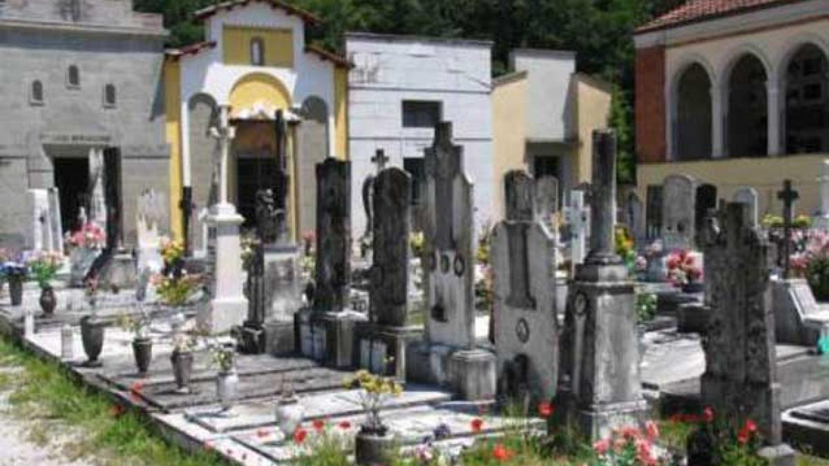 Doi români au încercat să violeze o tânără cu dizabilităţi din Italia într-un cimitir!
