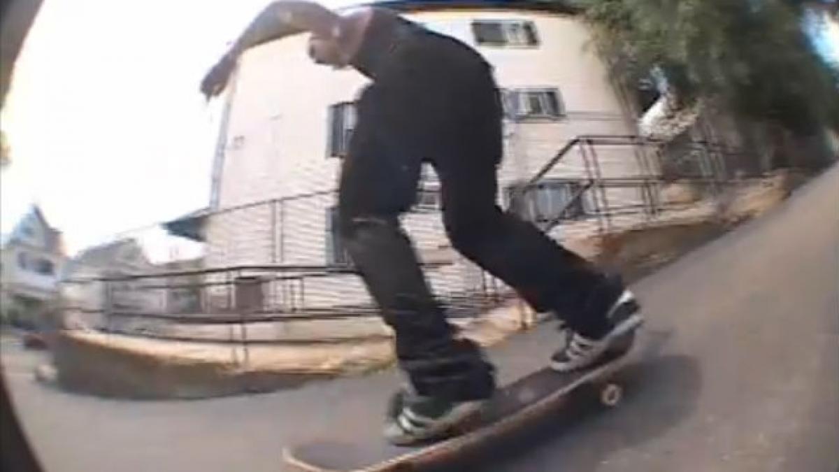 un tanar a fost lovit de un camion in timp ce se dadea cu skateboard ul vezi filmuletul la care s au uitat peste 100 000 de persoane in doua zile