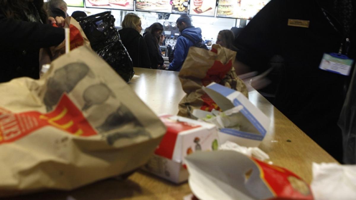 Cum poţi slăbi mâncând la McDonald's. Povestea bărbatului care mănâncă de două ori pe zi la fast food