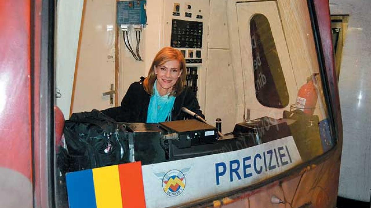 Roxana Ciuhulescu: "Soţul meu îmi mai pune frână şi bine face"