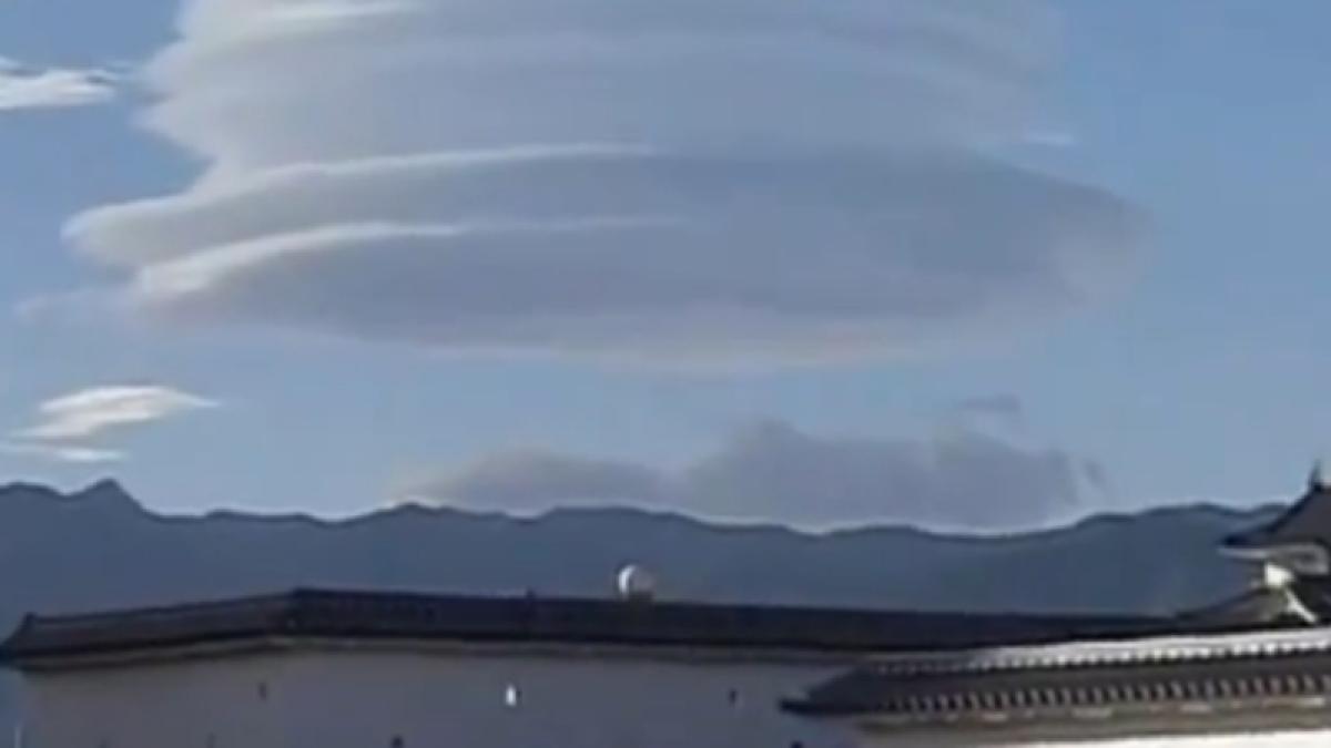 (VIDEO) Un nor bizar a acoperit Muntele Fuji, ca o pălărie