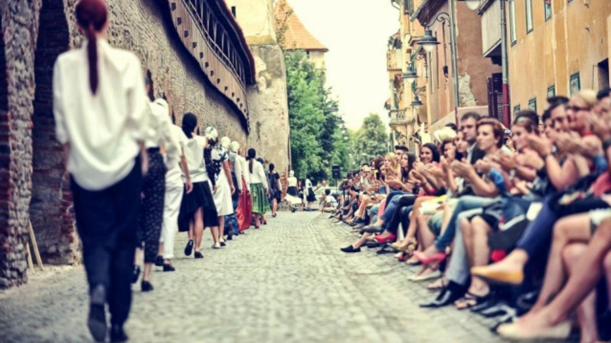 Prezentari de moda inedite la festivalul de creatie vestimentara si arta contemporana de la Sibiu