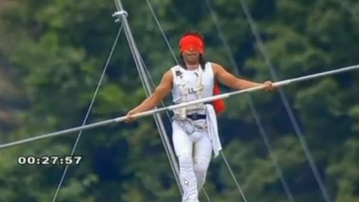 VIDEO: Un acrobat chinez, la un pas de moarte într-o cădere spectaculoasă