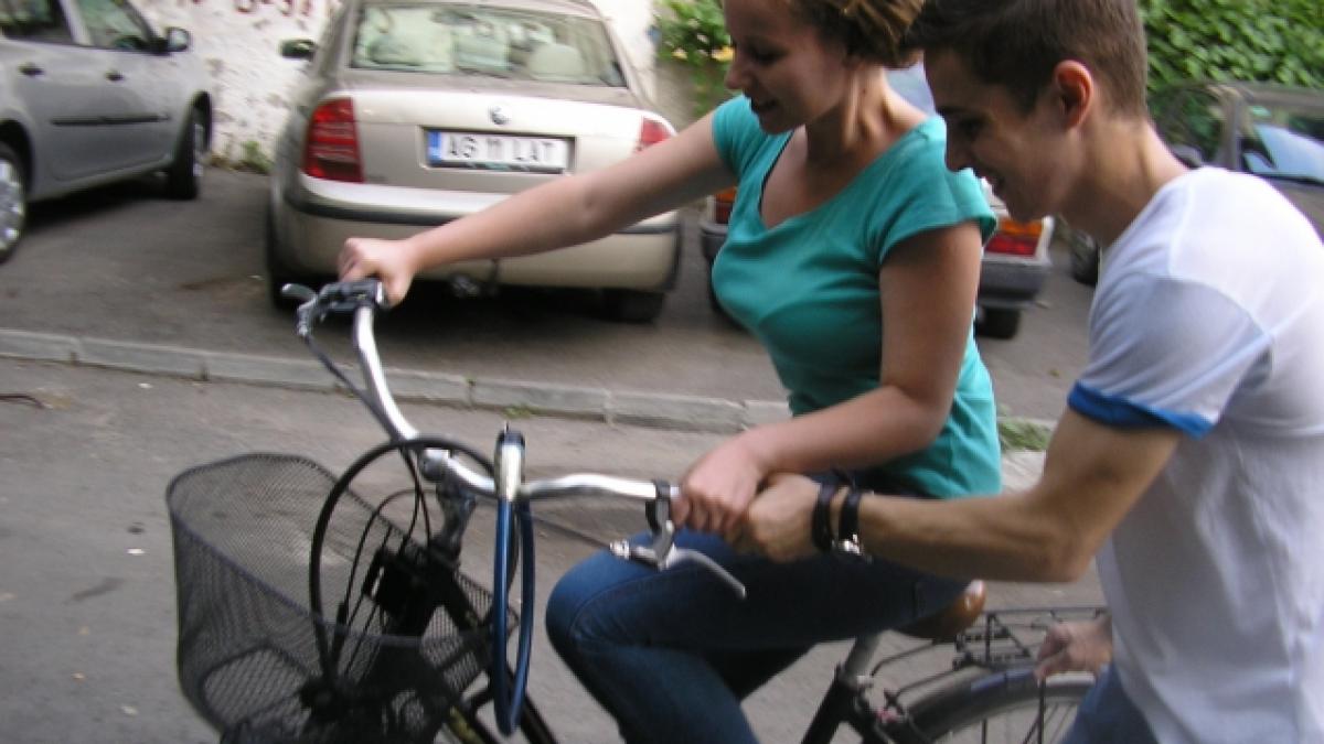 Câştigătorul X Factor, “atacat” de o fană pe bicicletă!