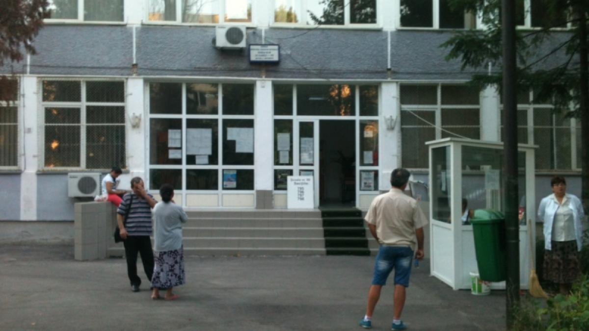 Referendum 2012. Primii la vot: „De aici, mă duc la biserică, să mă rog pentru cvorum”