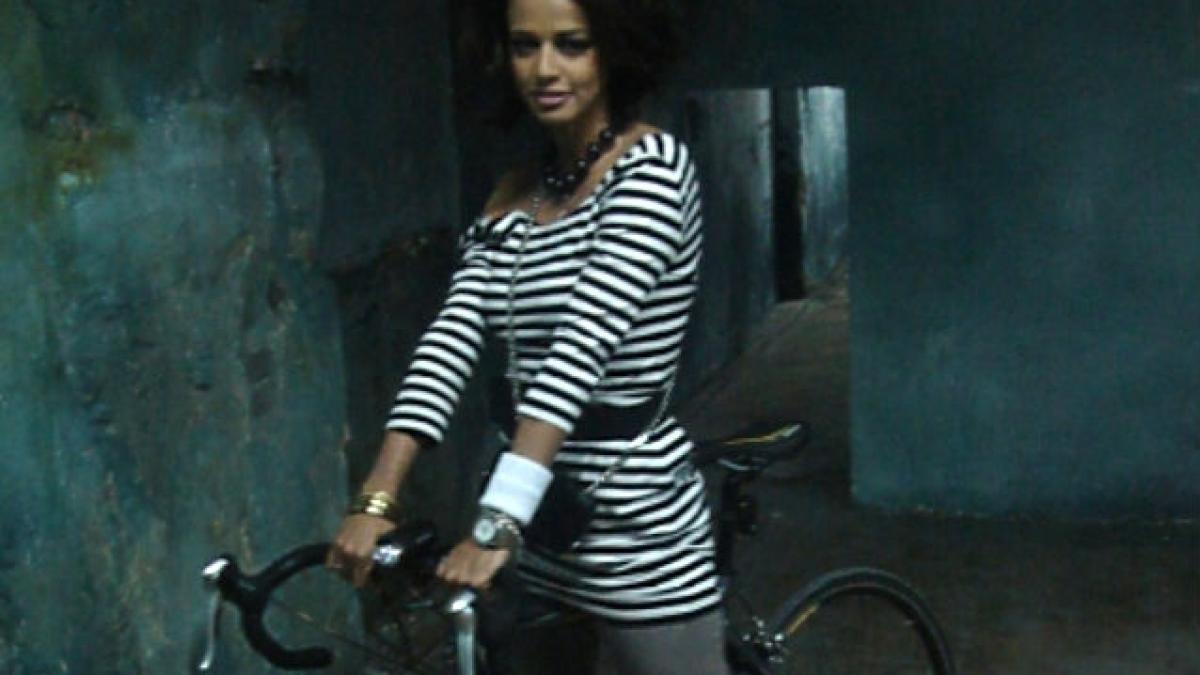 Andreea Raicu vă propune doua ţinute perfecte pentru biciclistele cochete