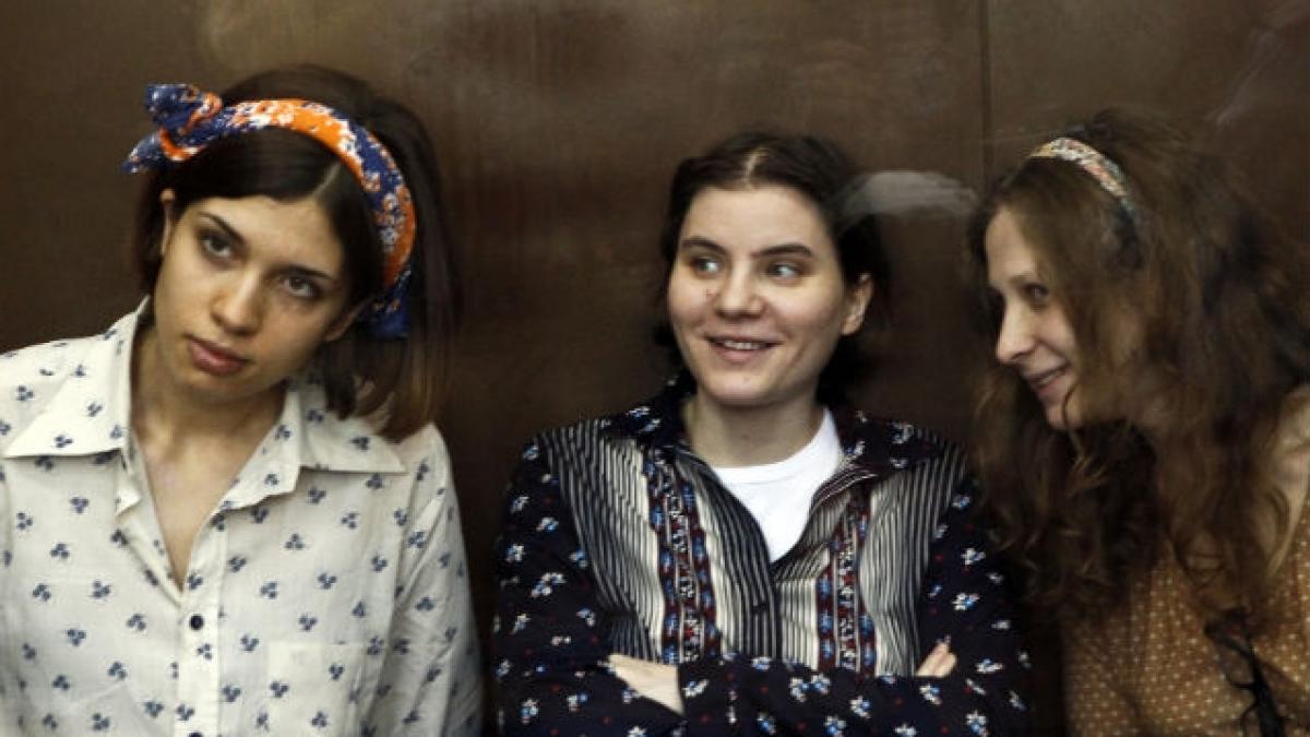 Procuratura moscovită a cerut trei ani de închisoare pentru cele trei cântăreţe din trupa Pussy Riot