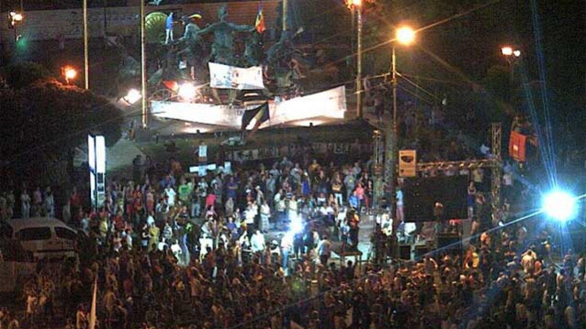 Invalidarea referendumului: Protestatarii au ocupat Piaţa Universităţii