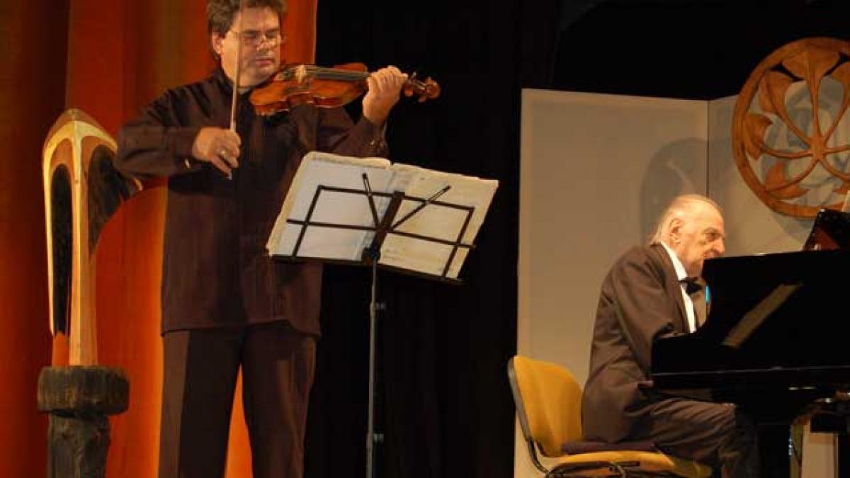 "Catedrala" din palmele lui Gabriel Croitoru. Cum e să cânţi pe vioara lui Enescu, una dintre cele mai bune din lume