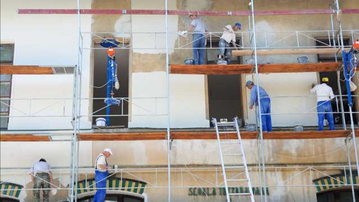 "Vreau să merg să învăţ, dar şcoala stă să cadă pe noi". Realitatea sistemului educaţional, printre ruinele şcolilor