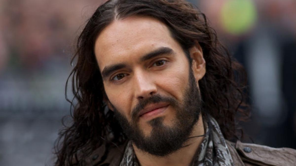 Russell Brand a dus un cerşetor în casa lui