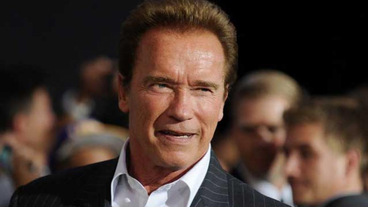Schwarzenegger îşi pune ţărână în cap