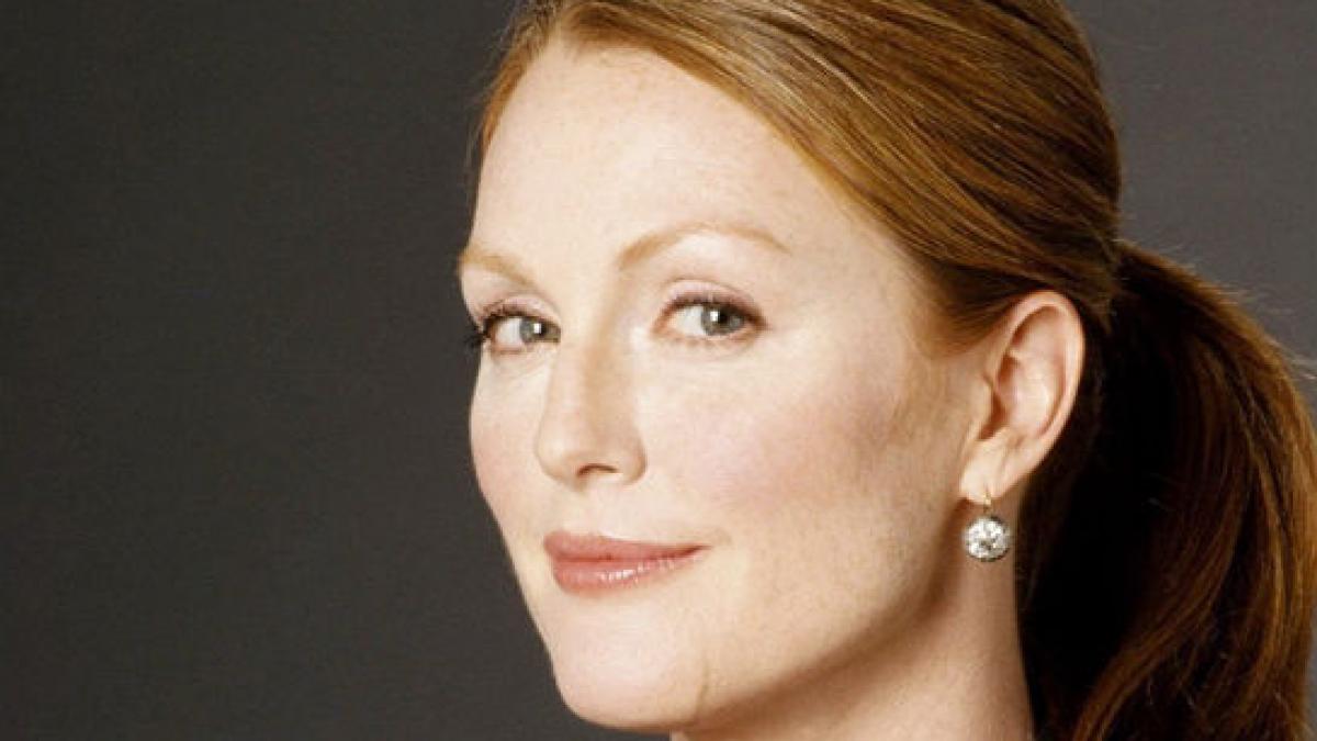 Julianne Moore a fost călcată de hoţi, care au plecat cu bijuterii de 127.000 de dolari 