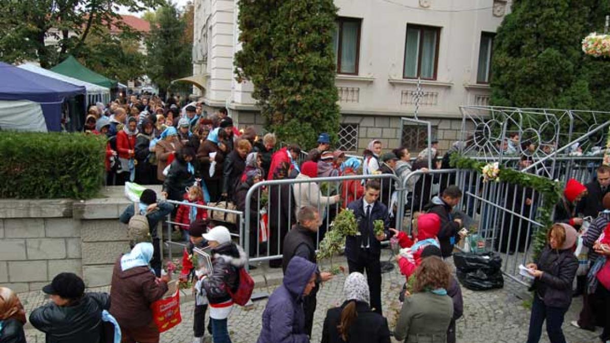 Iaşi: Rugăciuni pentru ploaie, un porumbel alb din Neamţ şi pelerini înfriguraţi, în prima zi de închinare