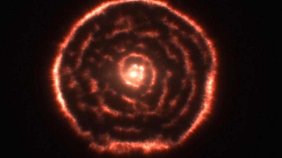 I-a ULUIT pe astronomi: Spirală SPECTACULOASĂ, surprinsă în jurul stelei R Sculptoris, care îşi trăieste ultimele clipe de viaţă (VIDEO)