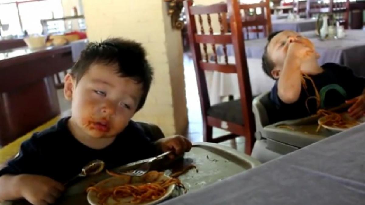 cel mai amuzant video cu gemeni doi frati adorabili nu nimeresc sa bage spaghetele in gura si adorm cu capul in farfurie