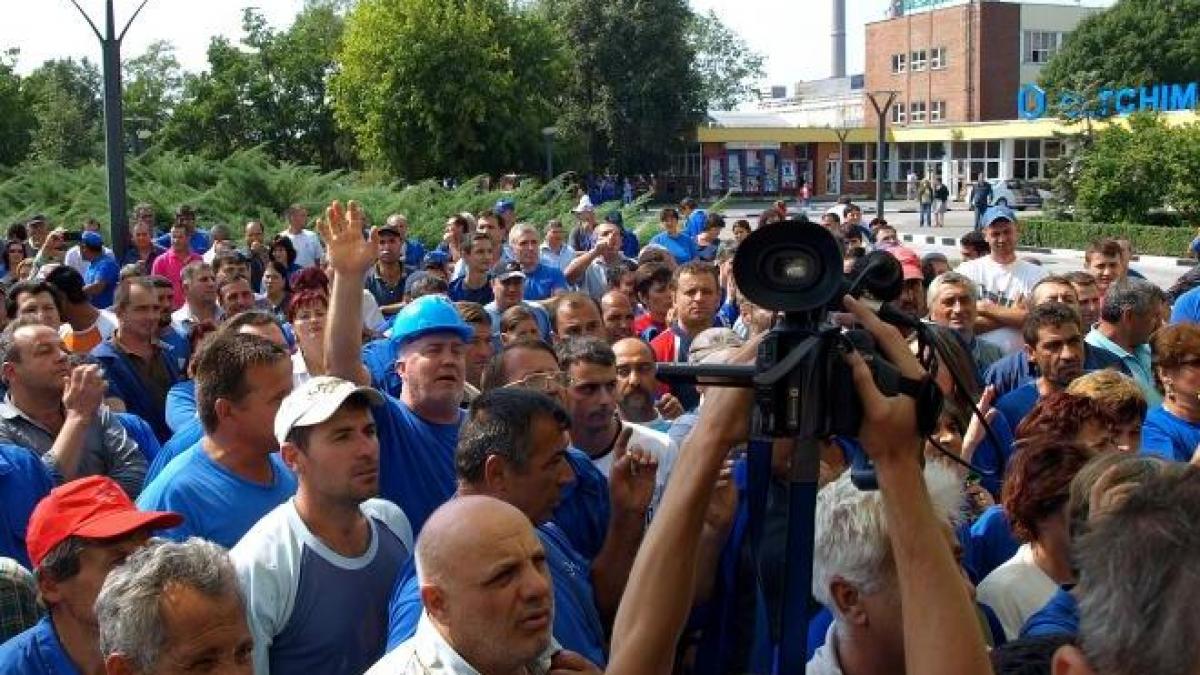 Oltchim reia producţia în cel mult 30 de zile. Angajaţii combinatului au primit avansul pe luna august