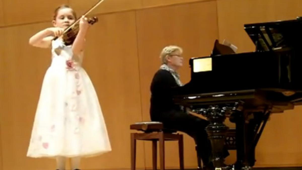 fetita urmasa mozart video