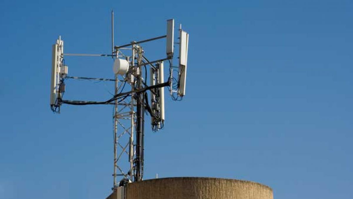 Revoltă într-un complex rezidenţial. Dezvoltatorul plantează o antenă GSM între casele care au costat "o căruţă de bani"