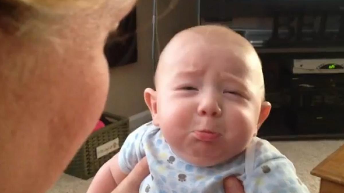Adorabil! Bebeluș de 4 luni râde când mama lui imită lătratul și plânge la mieunat (VIDEO)