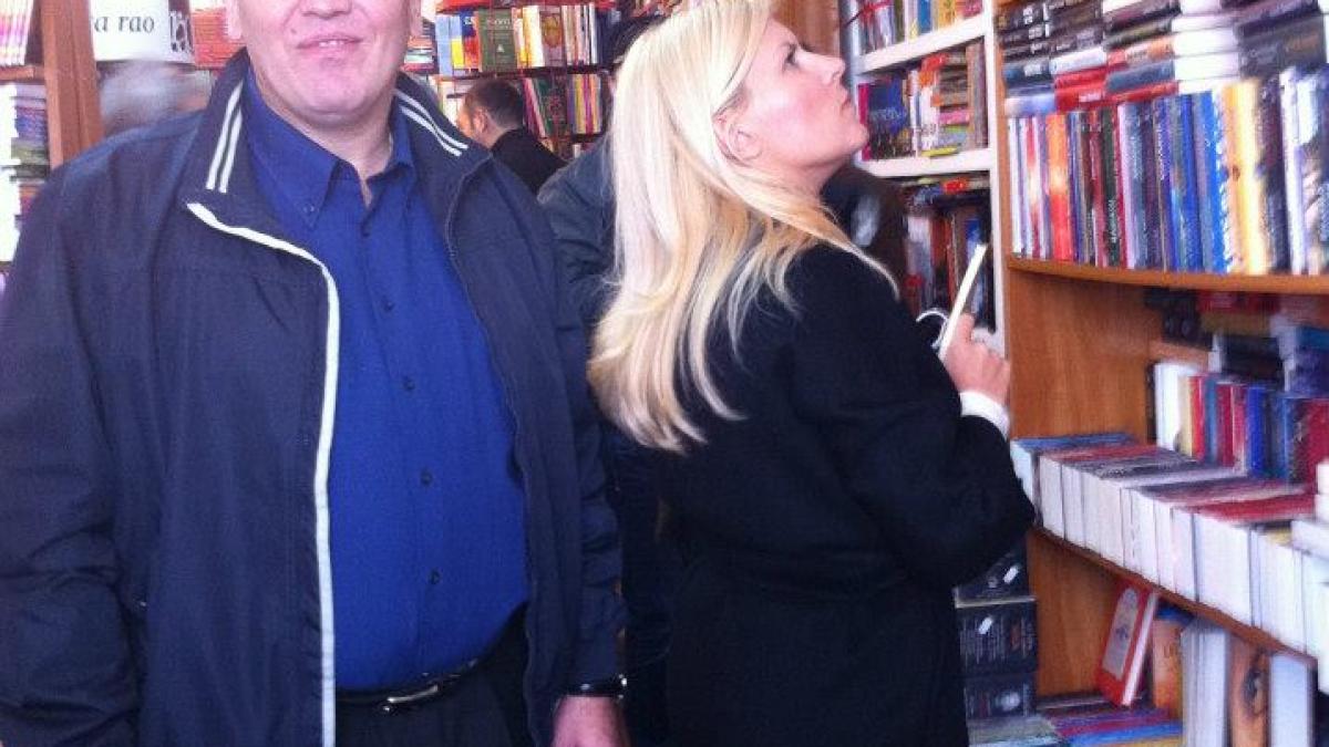 MISTER NEDEZLEGAT ÎNCĂ: Ce caută Elena Udrea în librărie? (GALERIE FOTO)