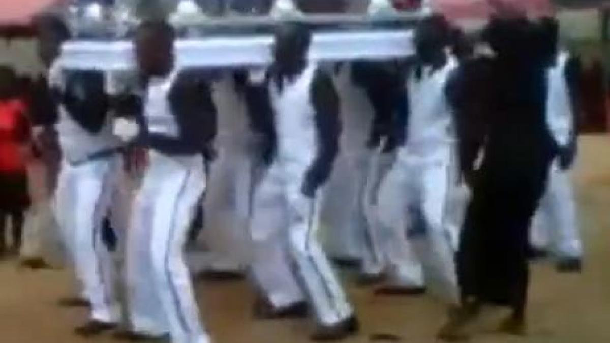 Inmormântare la africani. Dorinţa mortului e lege (VIDEO)