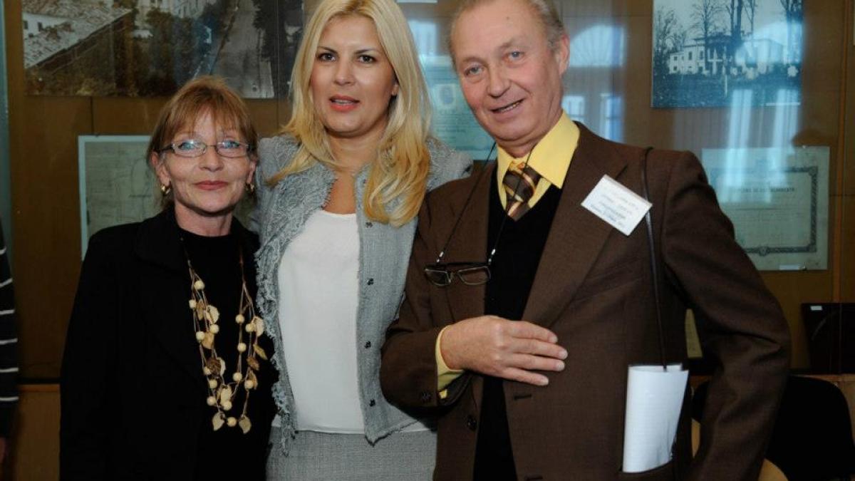BABA ŞI MITRALIERA: Elena Udrea la Conferinţa Naţională de Antropologie Urbană! (GALERIE FOTO)