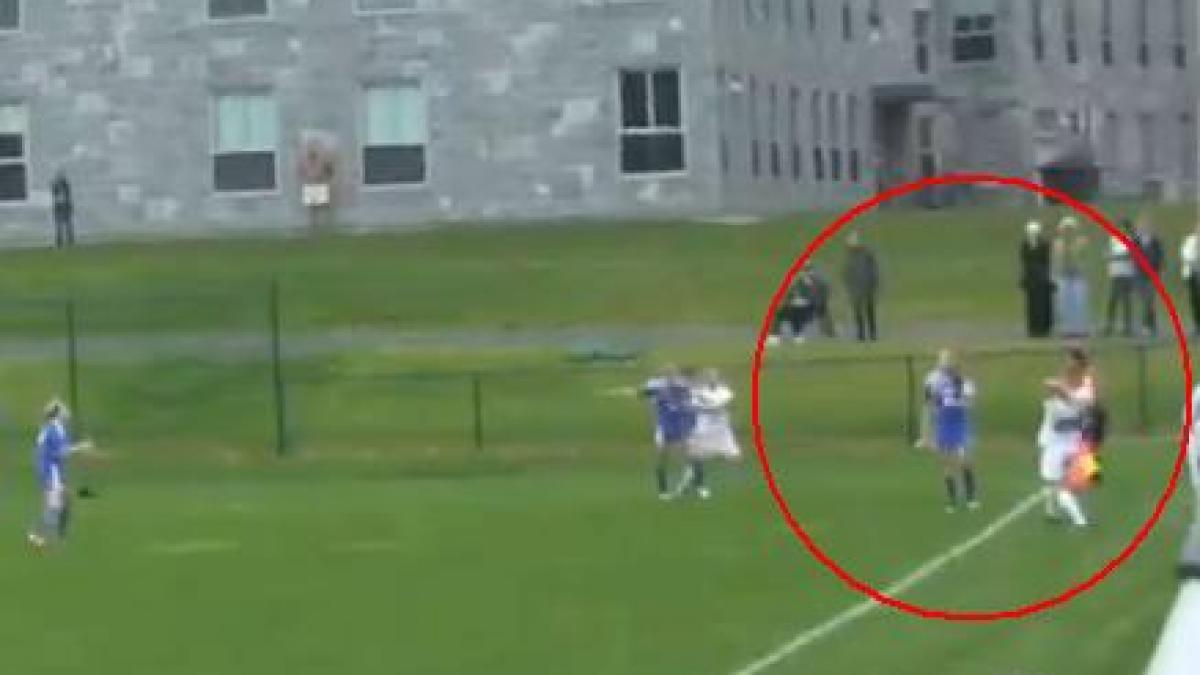 DISTRUGĂTOR! Fază UNICĂ la un meci de fotbal feminin (VIDEO)