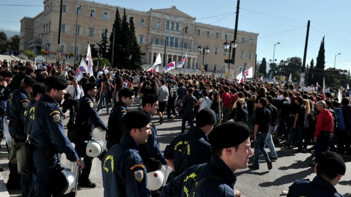 Grecia, în GREVĂ GENERALĂ: Zeci de mii de oameni protestează împotriva măsurilor de austeritate (VIDEO)