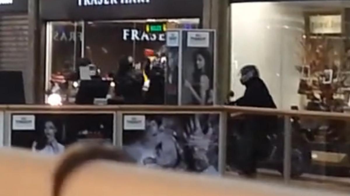 (VIDEO) Senzaţional! Vezi cum decurge un jaf pe motociclete într-un mall din Londra