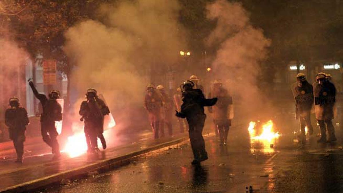 Încă un val de austeritate, aprobat de Parlamentul de la Atena
