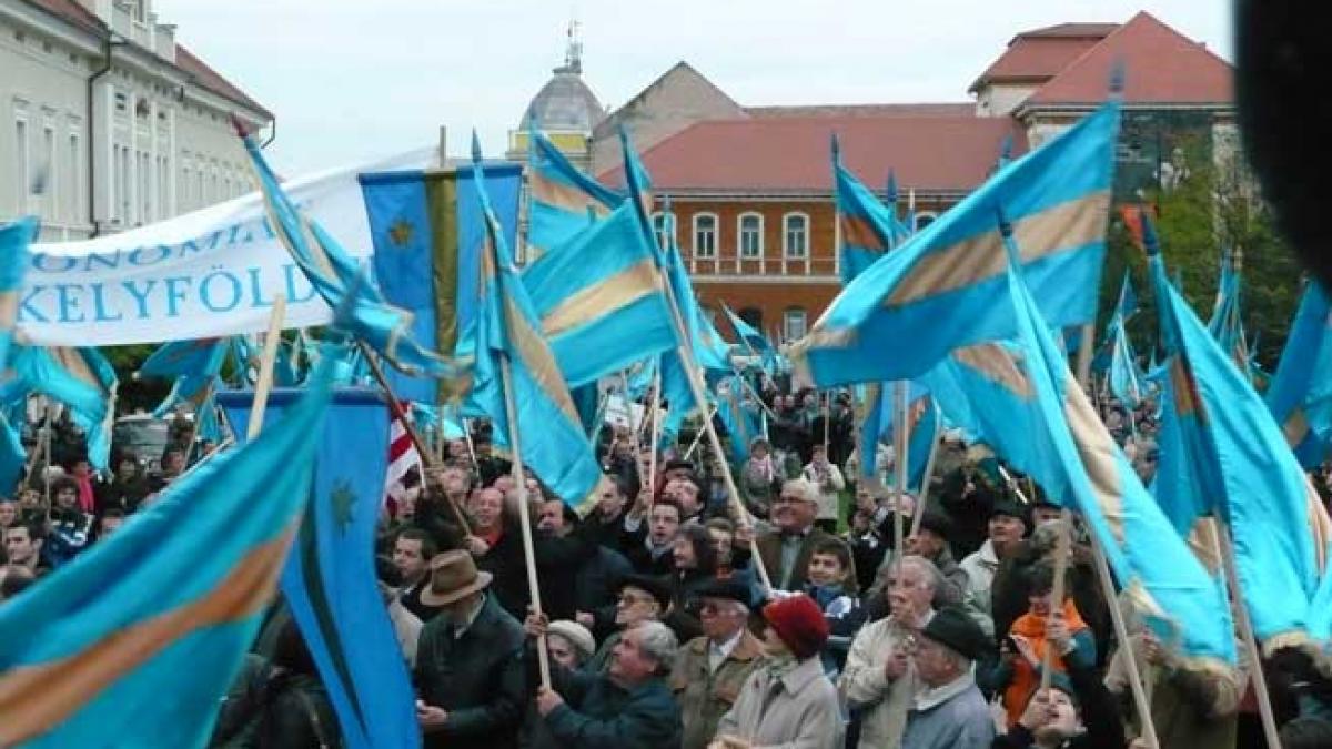 Sfântu Gheorghe: 2500 de maghiari la mitingul pentru "apărarea steagului secuiesc”