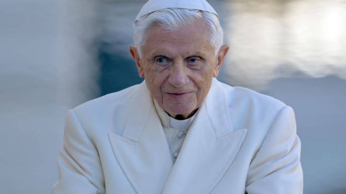 Papa Benedict XVI îşi face cont de Twitter