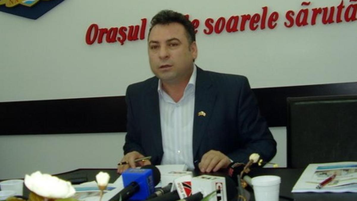 Primarul oraşului Năvodari, reţinut pentru dare de mită. Procurorii cer să fie arestat preventiv pentru 29 de zile  