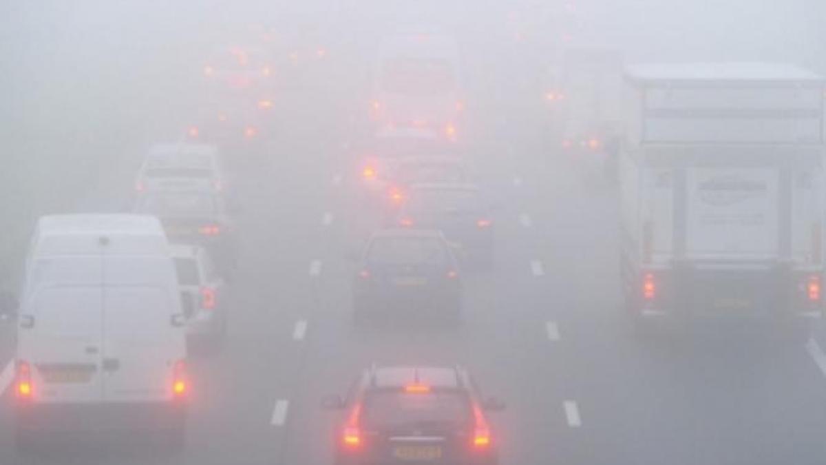 Ceaţa îngreunează traficul pe Autostrada Soarelui şi mai multe drumuri naţionale. Ce recomandă Poliţia