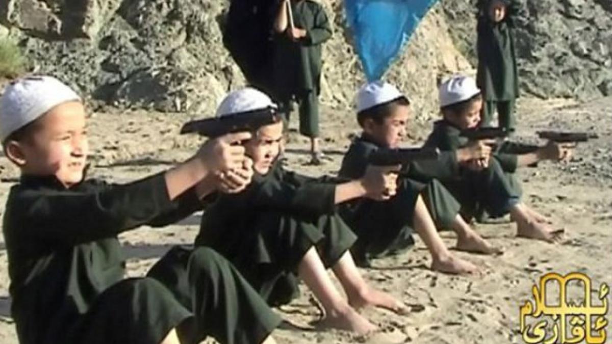 VIDEO: Copii de nici cinci ani, pregătiţi de talibanii pakistanezi să devină kamikaze