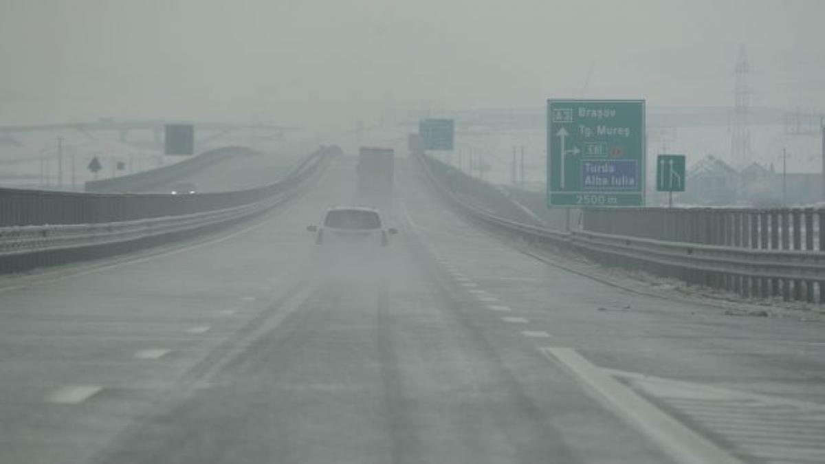 Avertizare de ceaţă pentru 26 de judeţe, autostrada A3 şi mai multe drumuri naţionale